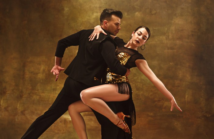 Rosa bailar un tango en el teatro