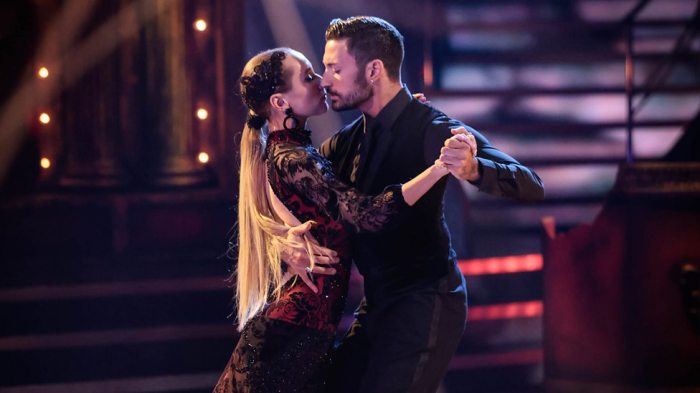 Rosa bailar un tango en el teatro